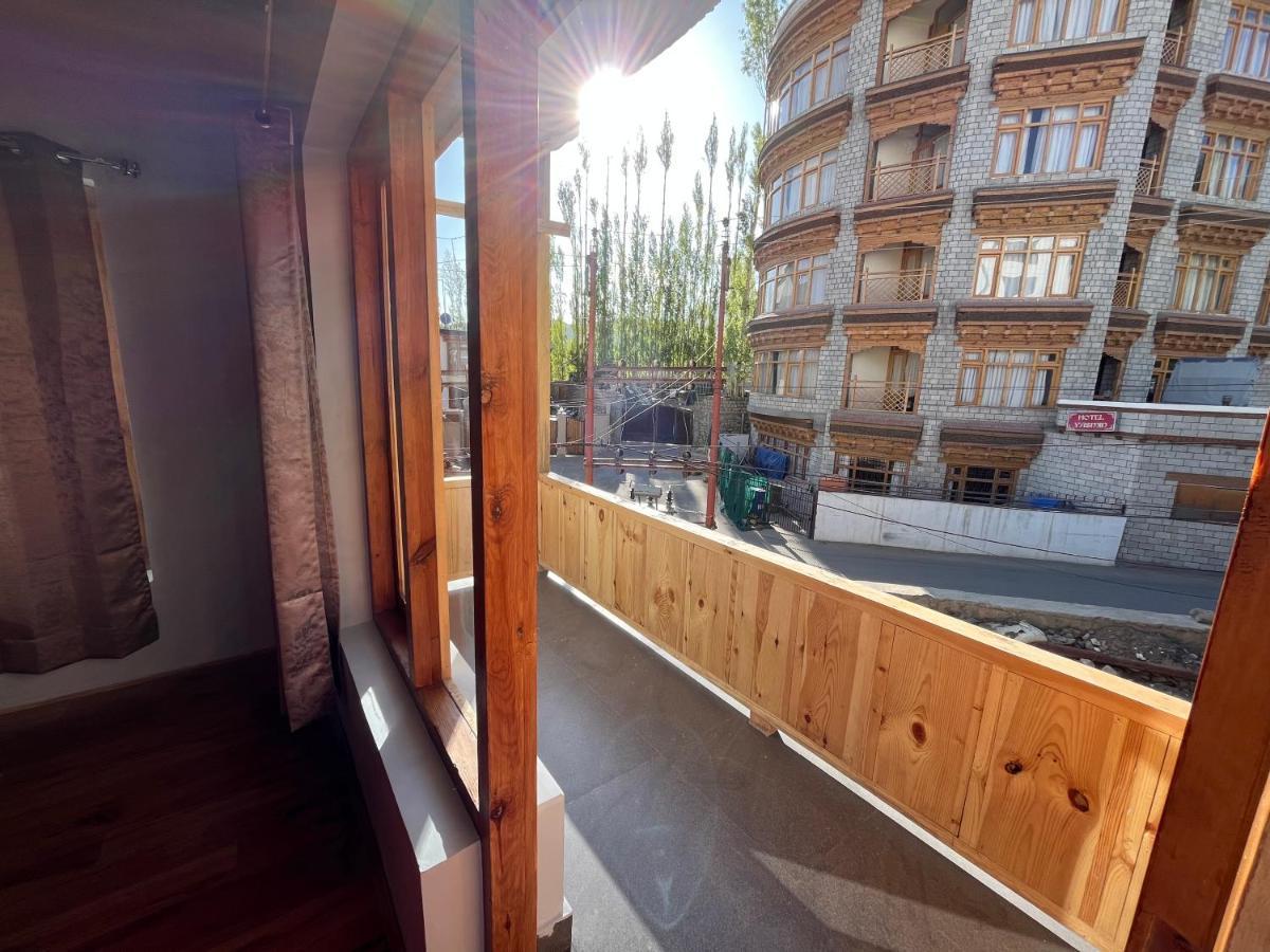Honey Bee Hotel Лех Екстериор снимка